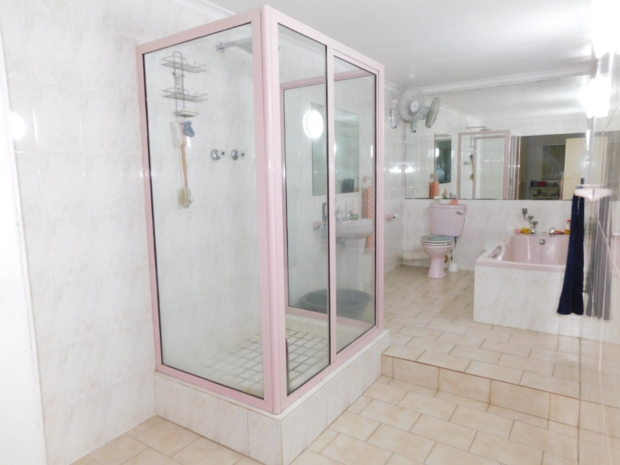 6 Bedroom Property for Sale in Mountainside Western Cape